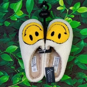 👠 American Exchange Fuzzy Smiley Face Slippers